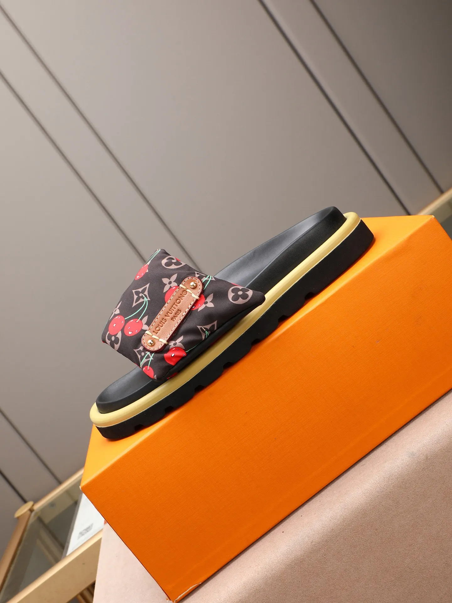 PP360 [LOUIS VUITTON] Louis Vuitton, LV printing, men's and women's slippers are on the market. The drawer box packaging comes with a cloth bag and a card. The upper pattern looks very soft and waxy, and it is a super versatile leg slimming tool. Fabric: imported denim/canvas/old fabric, LV hardware LOGO, official website pattern printing, comfortable to wear, feet: high-elastic PU water table. Sole: foam sole, heel height: about 5cm. Code number: 35-46, 35, 45, 46 are custom-made and non-returnable. Color: multiple colors and styles available.